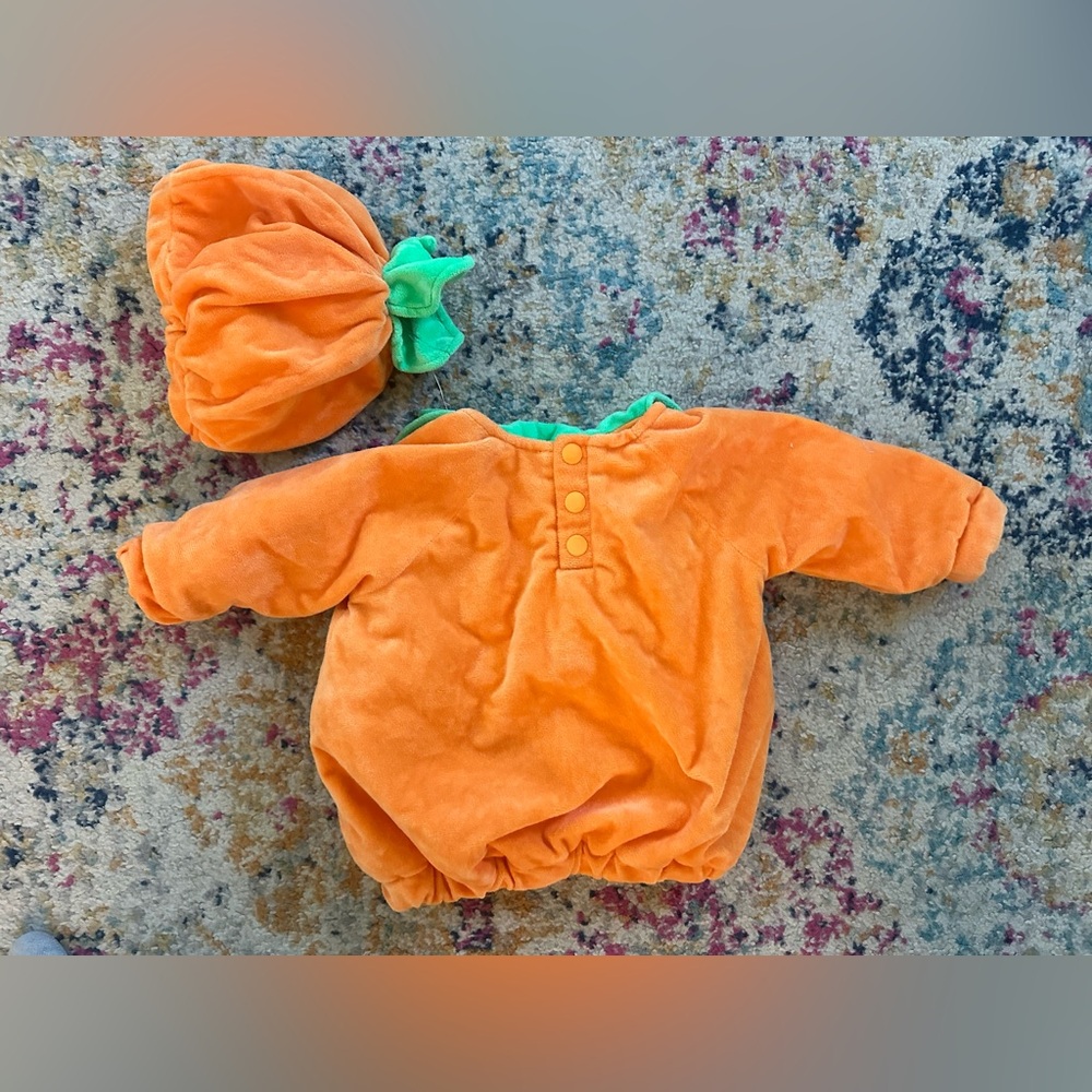 Pumpkin Costume for Baby - Orange and Green. Plush. Super condition! 🎃 - Picture 7 of 11